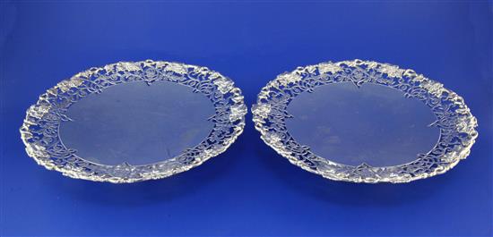 A pair of George V silver tazze, by Goldsmiths & Silversmiths Co. Ltd, 38 oz.